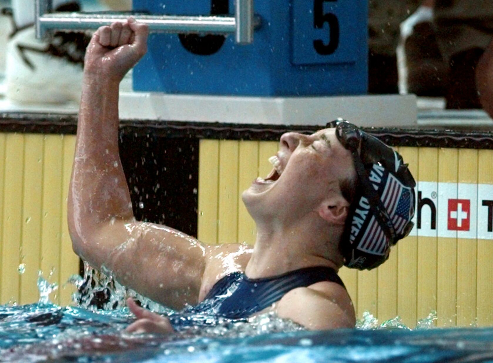1996: Amy Van Dyken wins 50-meter freestyle for fourth gold at Atlanta Games